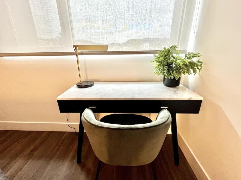 New Designer Corner Penthouse 2 Bedroom W/ 3 Beds Apartamento *
