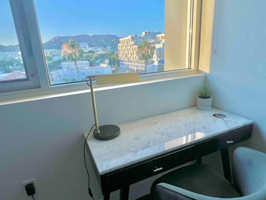 New Designer Corner Penthouse 2 Bedroom W/ 3 Beds Apartamento