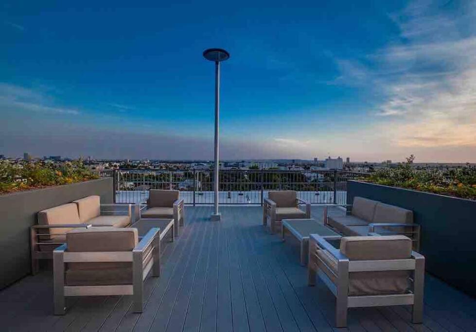 New Designer Corner Penthouse 2 Bedroom W/ 3 Beds Apartamento *